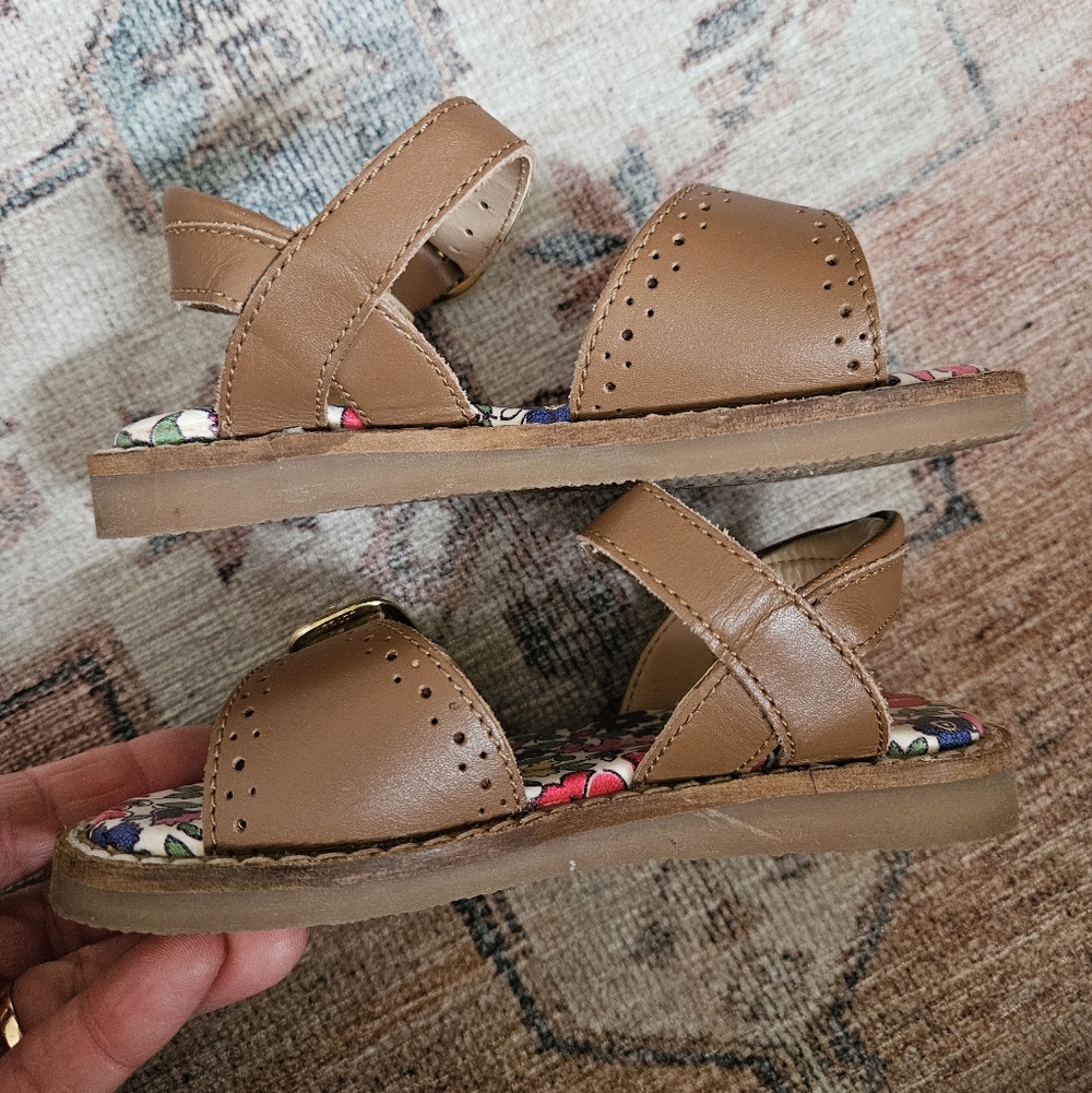 Mini Boden Leather Buckle Strap Girls Sandals with Floral Insole - Picture 6 of 7